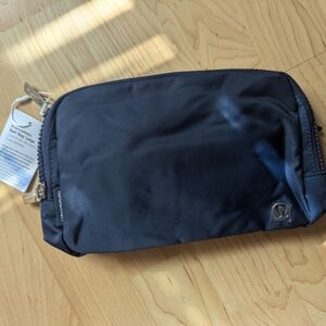 lululemon Everywhere Belt Bag 2L - Navy